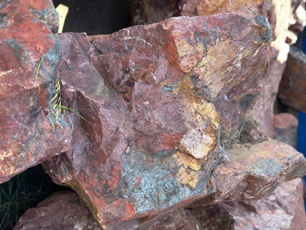 Камни для ландшафтного дизайна красно-фиолетовые 10-60 килограмм купить в Белебее