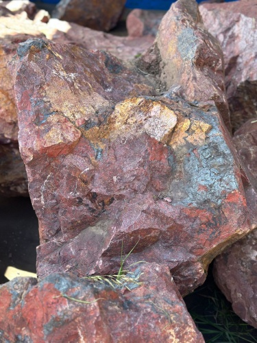 Камни для ландшафтного дизайна красно-фиолетовые 10-60 килограмм купить в Белебее