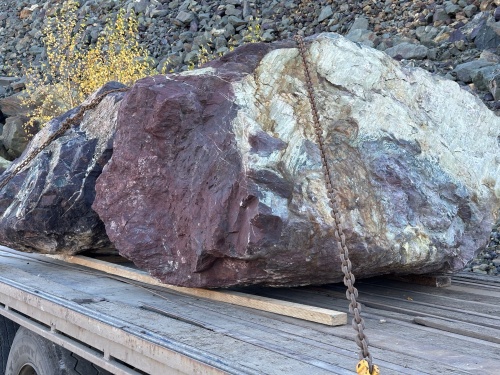 Огромные красно-фиолетовые валуны для ландшафтного дизайна весом более 5 тонн купить в Белебее