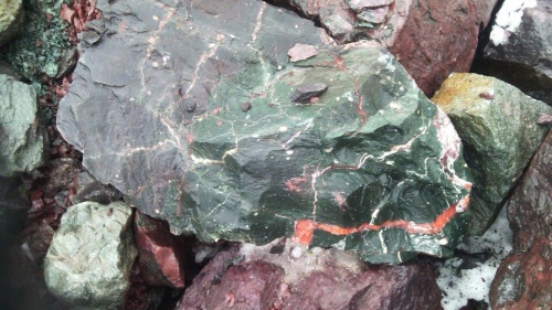 Гигантские зелёные валуны для ландшафтного дизайна весом более 5 тонн купить в Белебее