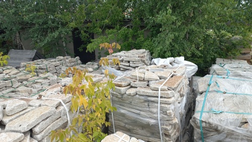 Плитняк галтованный гранитный для ландшафтного дизайна купить в Белебее