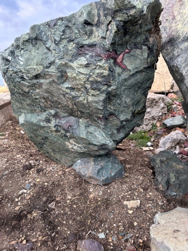 Гигантские зелёные валуны для ландшафтного дизайна весом более 5 тонн купить в Белебее