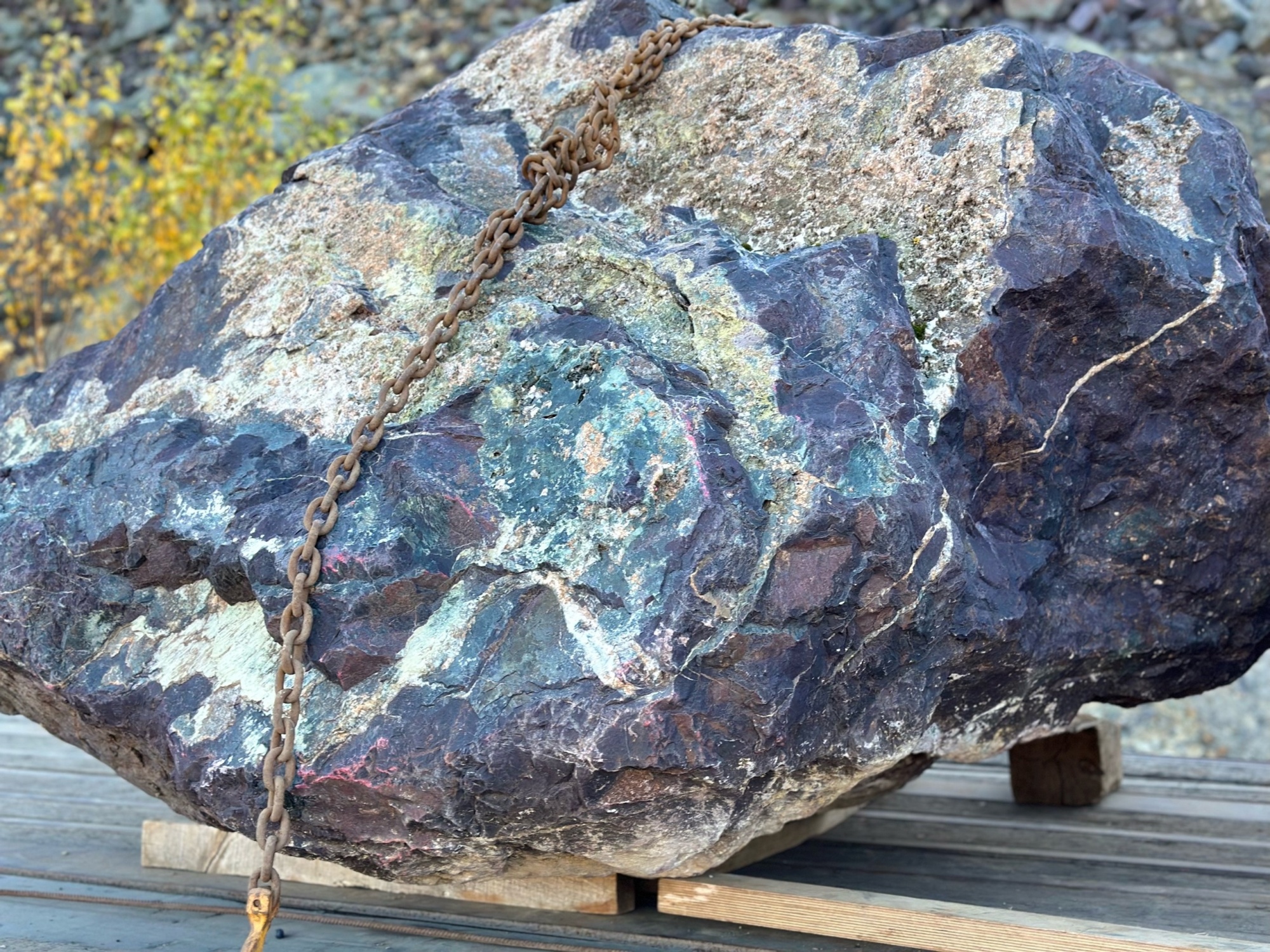 Огромные красно-фиолетовые валуны для ландшафтного дизайна весом более 5 тонн купить в Белебее