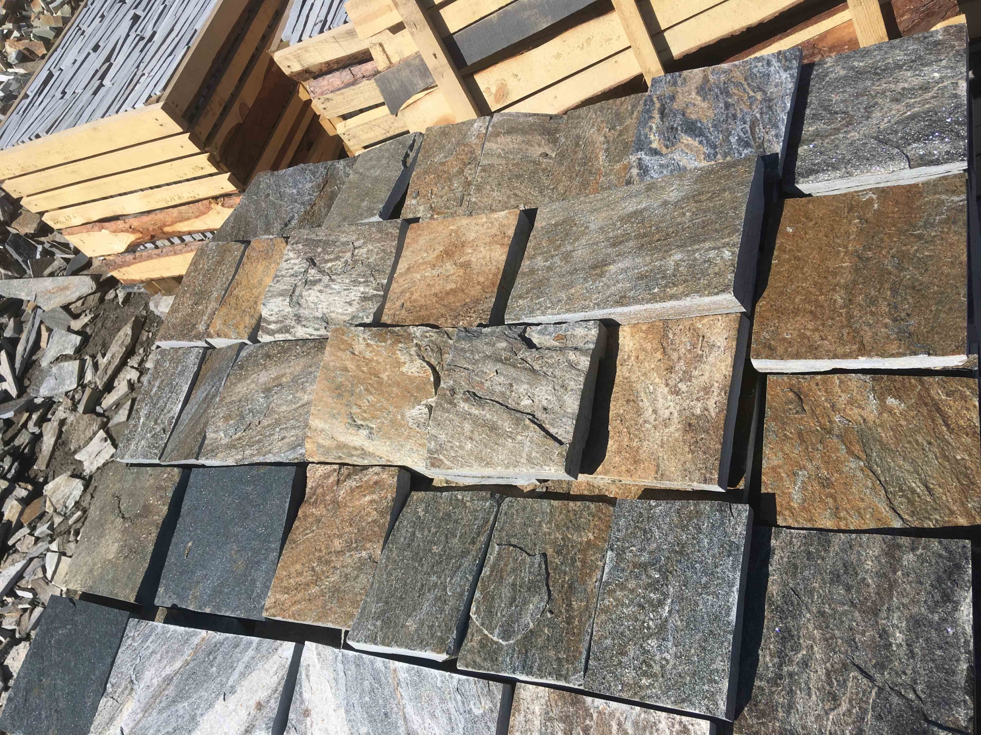 Плитка пилёная златолит Уральский для цоколя, отмостки купить в Белебее