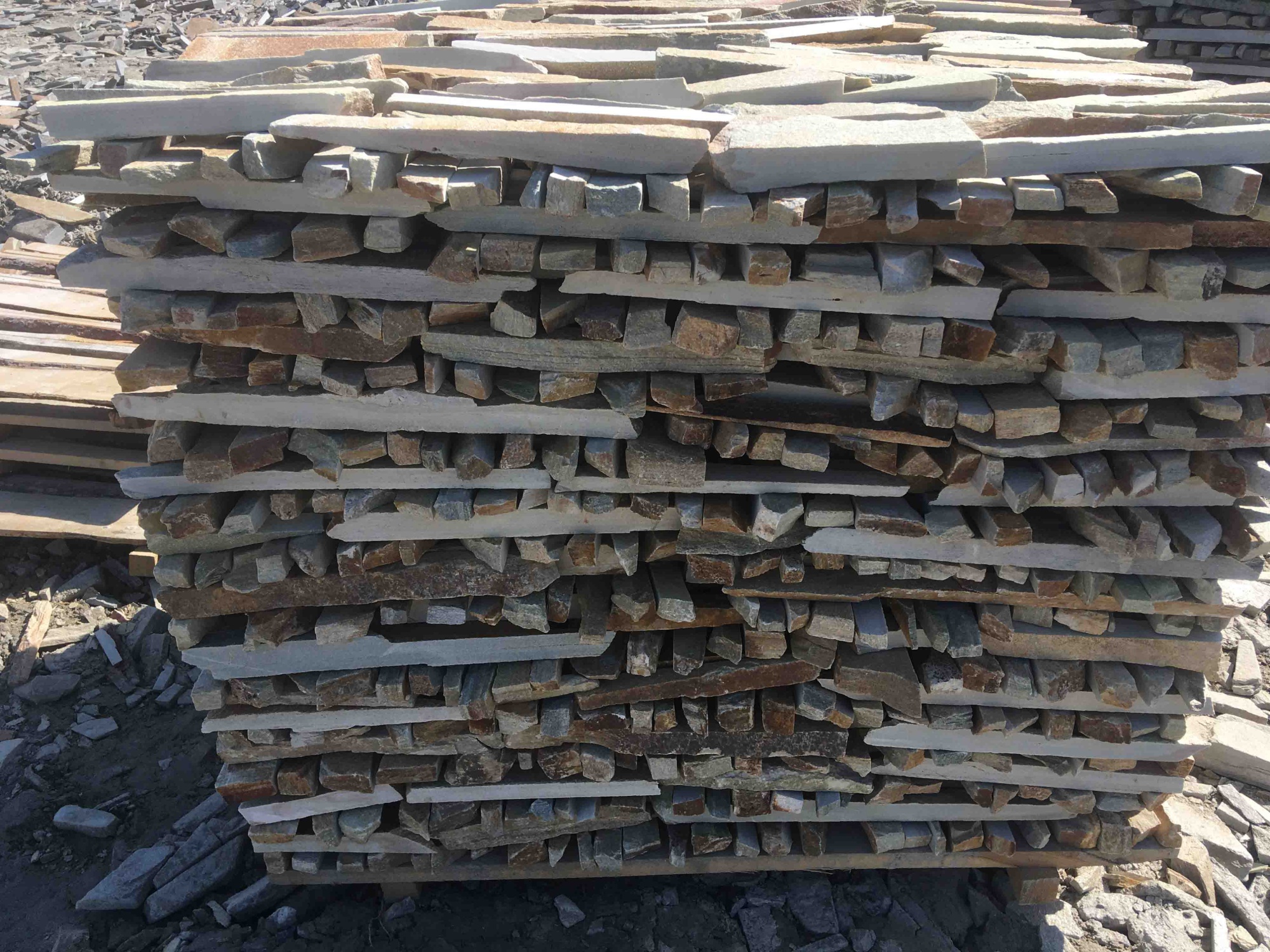 Горбушка златолит золотистый для облицовки купить в Белебее