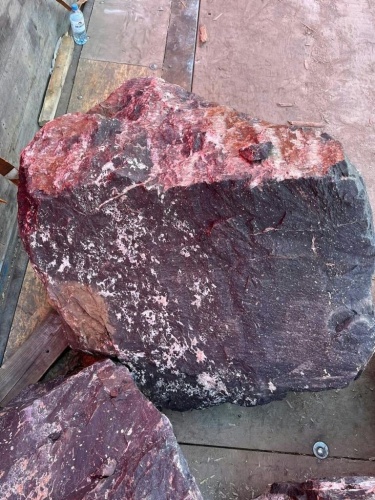 Камни для ландшафтного дизайна красно-фиолетовые 10-60 килограмм купить в Белебее