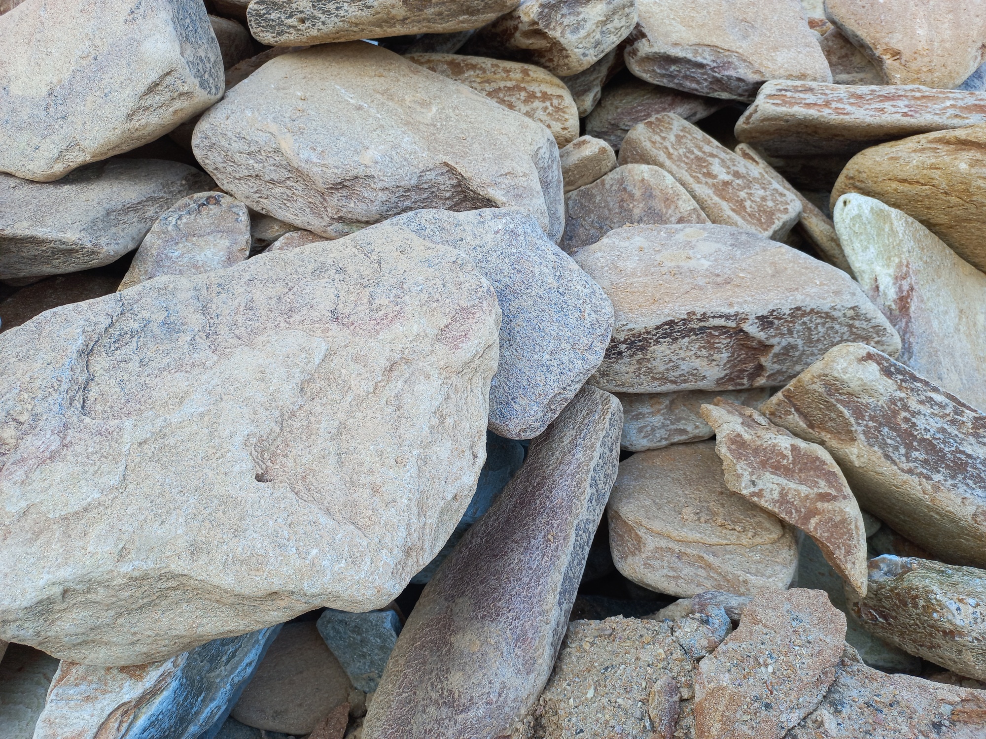 Златолит жёлтый, жёлто-зелёный глыбки и валуны для ланшафтного дизайна купить в Белебее