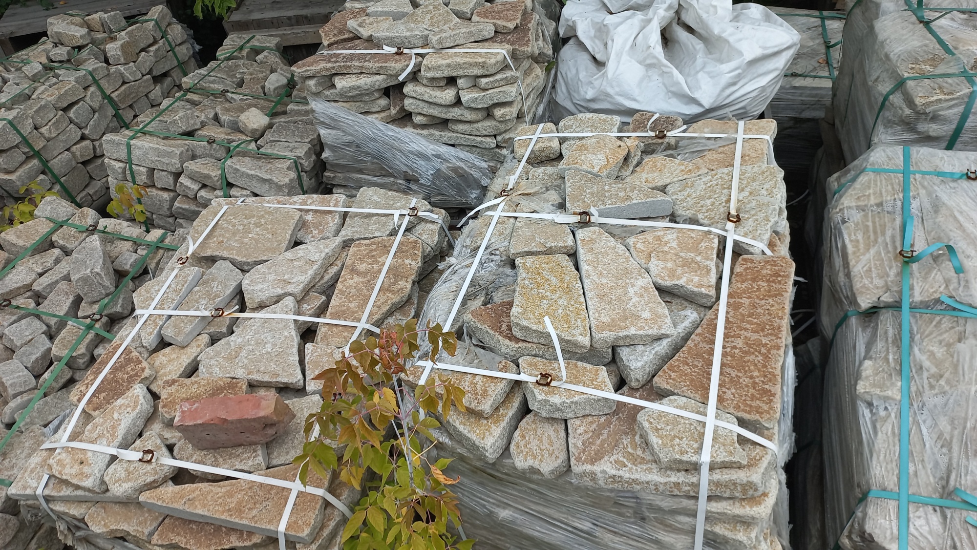 Плитняк гранитный галтованный купить в Белебее