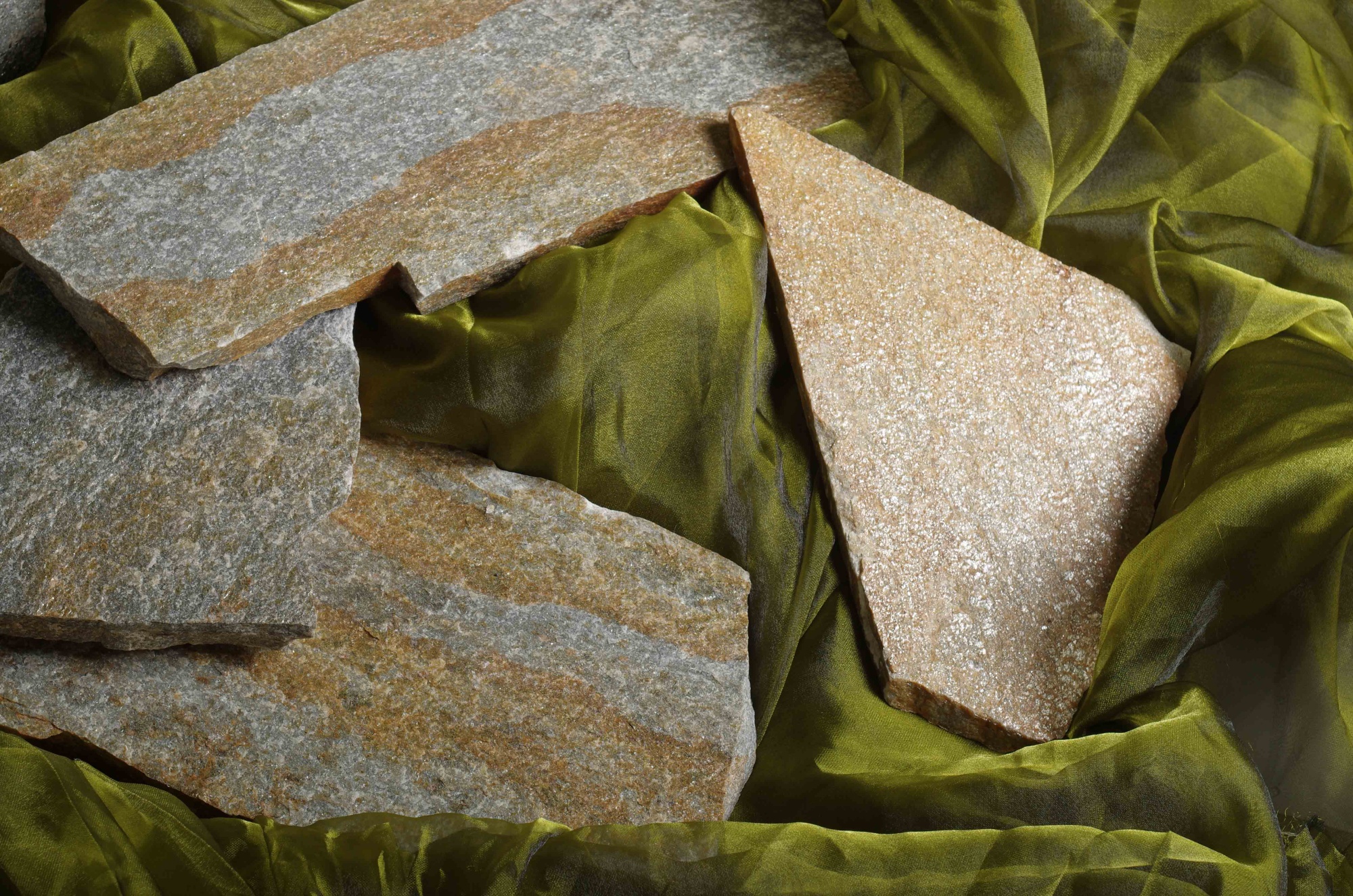 Плитняк златолит Уральский для цоколя, отмостки купить в Белебее